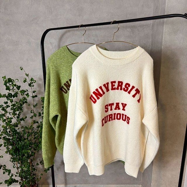 しまむらのフロッキーロゴニットプルオーバー（NON）