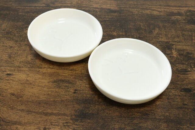 ダイソーの絵が浮き出るしょうゆ皿2P ねこ2