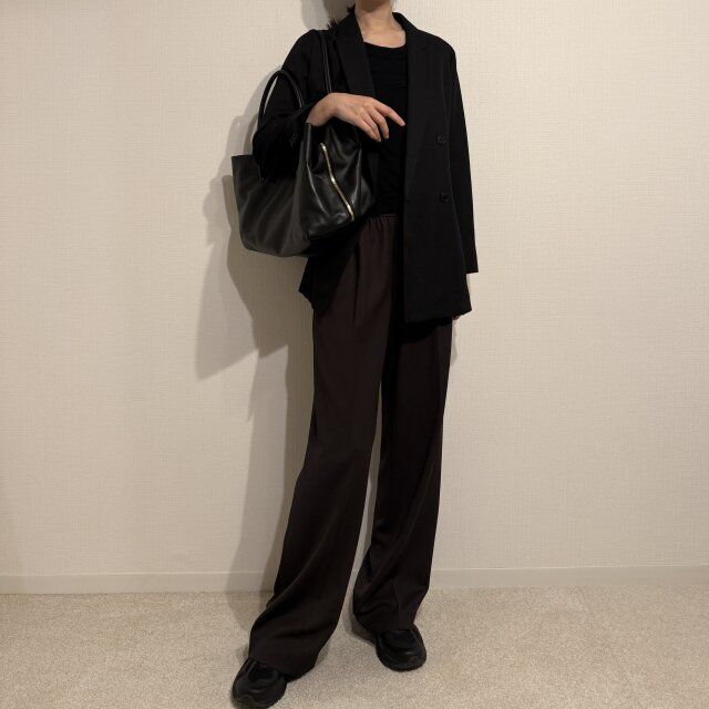 デ プレ イージーストレートパンツのクールコーデ