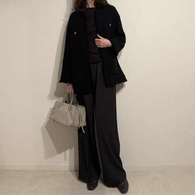 デ プレ イージーストレートパンツのフェミニンコーデ