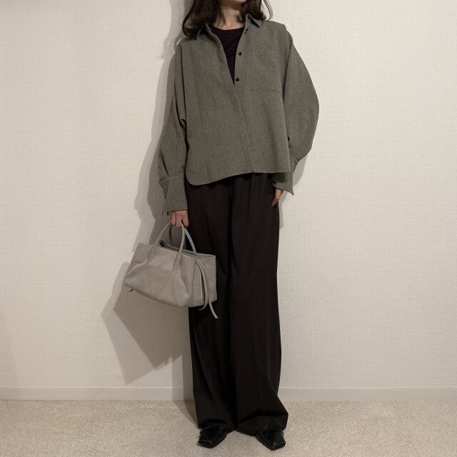 デ プレ イージーストレートパンツのワントーンコーデ