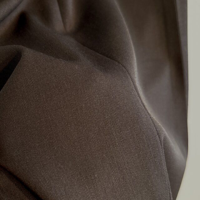 デ プレ イージーストレートパンツの生地感