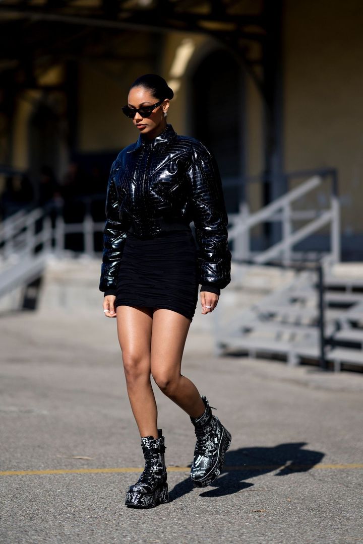 トレンドのショート丈×グロッシーな質感でダウンもここまでヒップに。