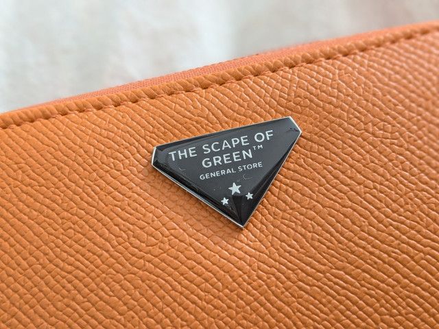 THE SCAPE OF GREEN やみつきサイフ ロゴプレートのアップ