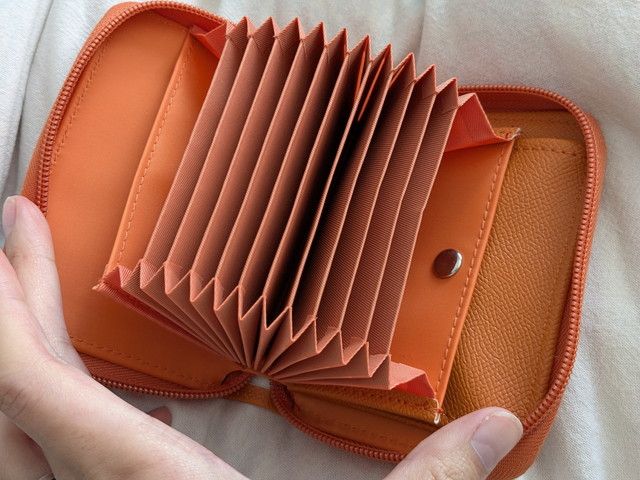 THE SCAPE OF GREEN やみつきサイフ じゃばらカードポケットを開いた様子