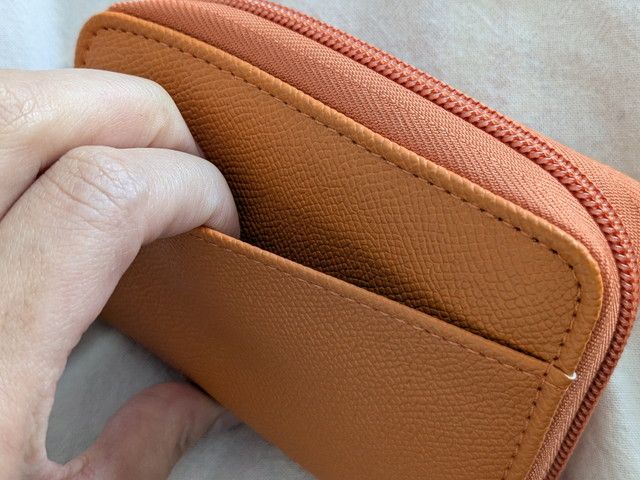 THE SCAPE OF GREEN やみつきサイフ 背面ポケットのアップ