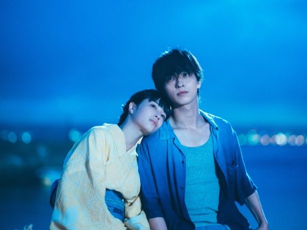 物憂げな表情で、夜空を見上げる2人 [c]2026「汝、星のごとく」製作委員会 [c]凪良ゆう／講談社