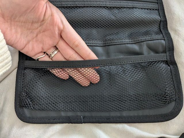 効率厨ポーチ 底のメッシュポケットに手を入れた様子