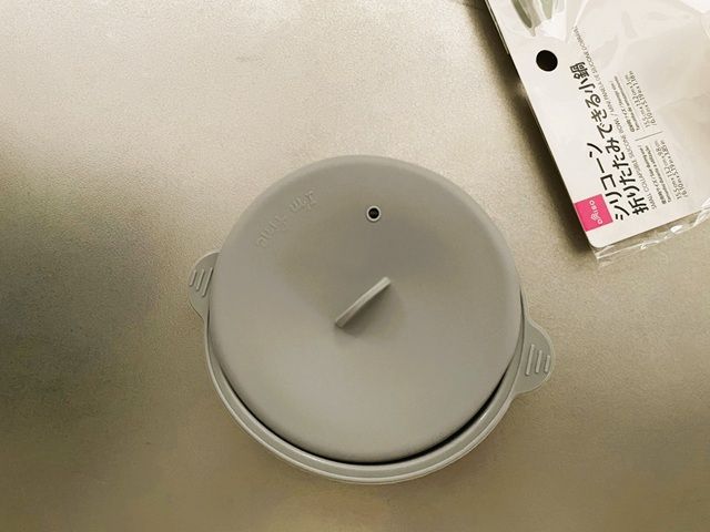 ダイソーの「シリコーン折りたたみできる小鍋」畳める