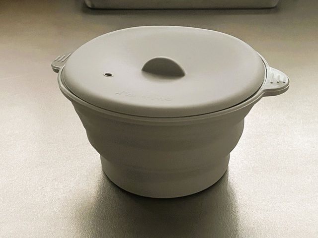 ダイソーの「シリコーン折りたたみできる小鍋」一人分にちょうどいい