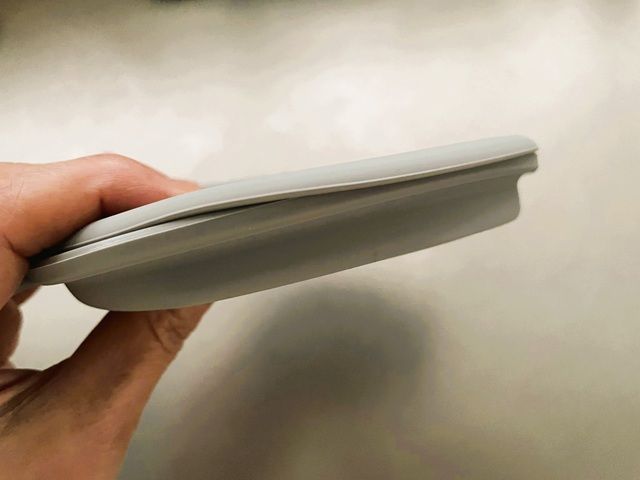 ダイソーの「シリコーン折りたたみできる小鍋」幅3cmほど