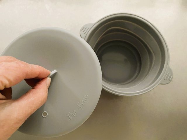 ダイソーの「シリコーン折りたたみできる小鍋」フタと容器