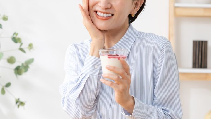 ヨーグルトを食べる女性