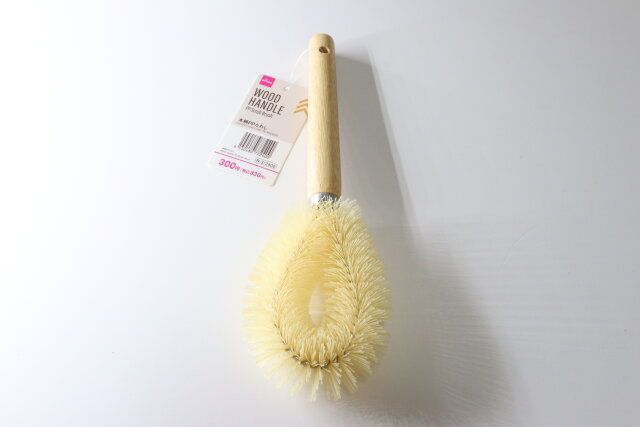 ダイソーの木柄PPたわしのパッケージ