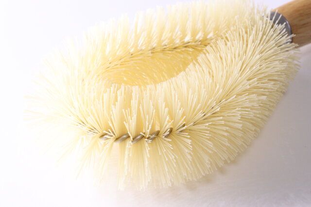 ダイソーの木柄PPたわしの先端