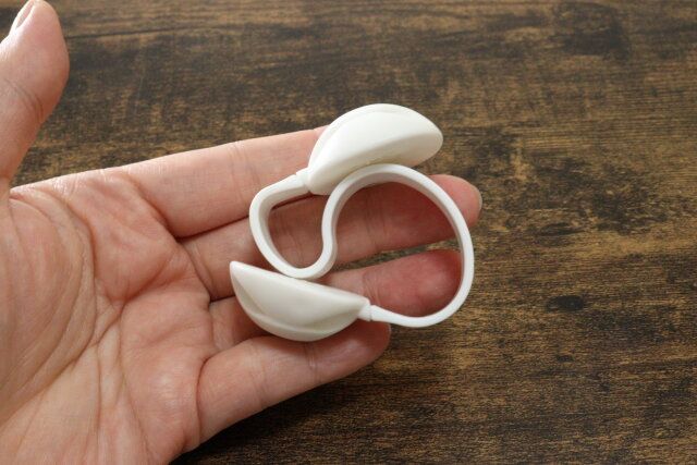 ダイソーのケーブルホルダー S型は粘着テープ不要で設置できる