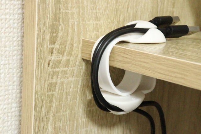 ダイソーのケーブルホルダー S型は机に挟んで使用する