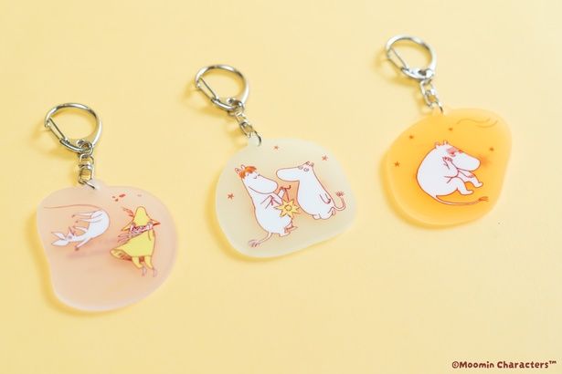 「蓄光アクリルキーホルダー」(各1210円)は全3種。色違いでそろえるのもおすすめ！