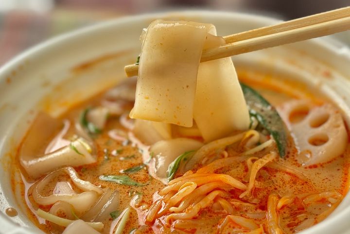 「天才」「好きなタイプ」【セブン】の“しび辛”麺がクセになるウマさ！