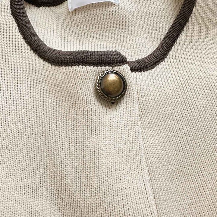 画像: クラシカルに映える高見えボタン