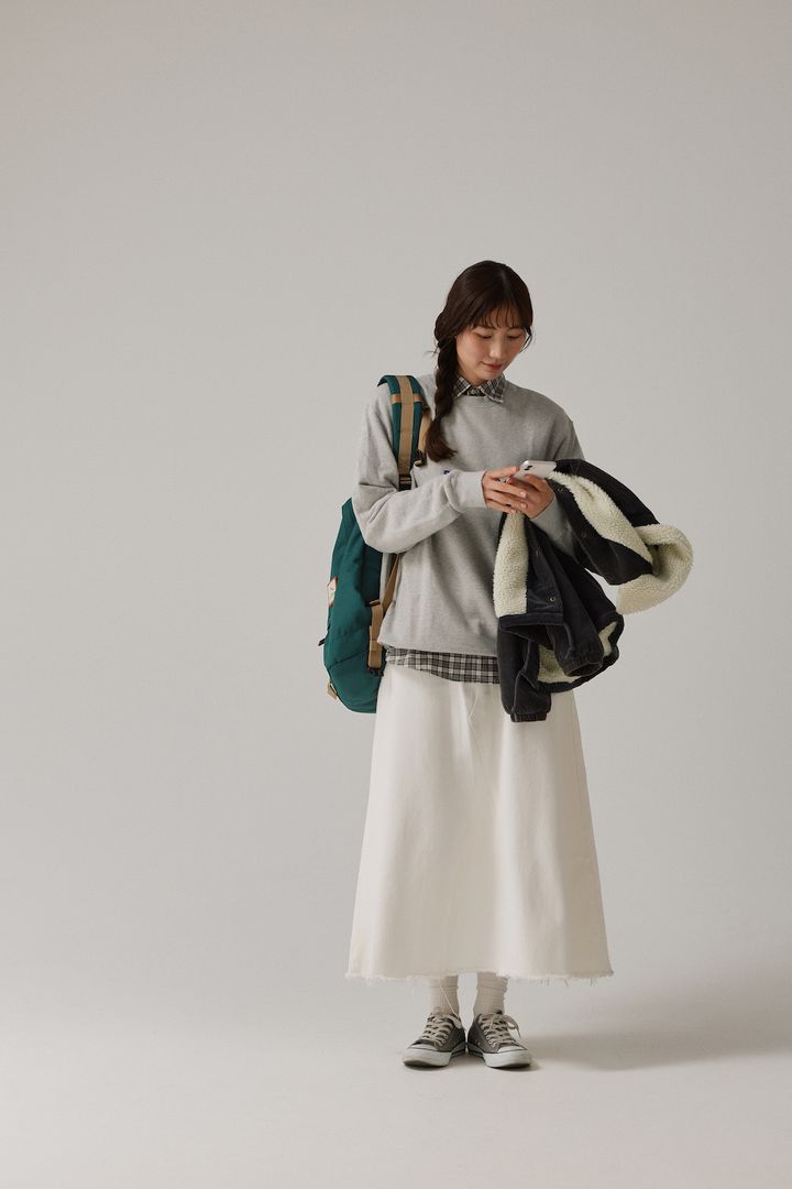 冬こそ白のデニムスカートを！コートスタイルを軽快に着こなし【FUDGE FRIEND おしゃれさんの毎日コーディネート vol.629｜RAN】