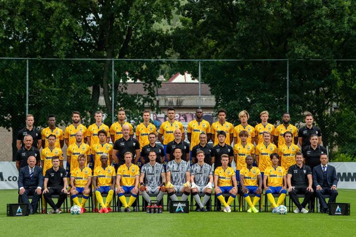 画像: 2020-21シーズンのシント＝トロイデン。前列左から3番目が伊藤達哉、同右から3番目がイ・スンウ（後列右から4番目は鈴木優磨） (C)Getty Images