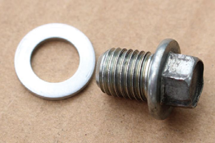 メンテで一番大事なことは……オイル管理でしょ!!｜話題のユニルオパールオイルをC125に入れてみました