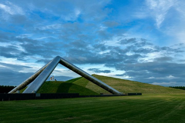 直径2mのステンレスの円柱を三角に組み上げた、シンプルでダイナミックなモニュメント「テトラマウンド」。Photo_ Moerenuma Park