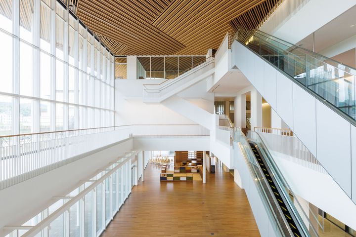 エントランスを入ると、ガラスの壁に囲まれた大きな吹き抜け「ひろま」がある。