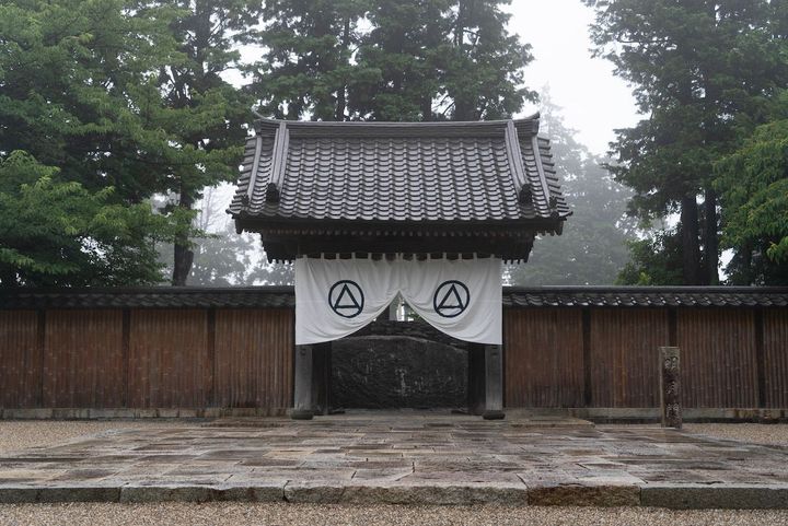 室町時代に鎌倉・明月院の門として建てられた「明月門」。その後、東京・根津美術館の正門にも使われていたが、改築の際に寄贈されてこの地に再建。Photo_ 小田原文化財団