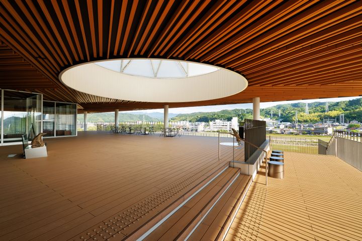 大山まで見渡せる3階の展望テラス。天井のルーバーは倉敷絣を彷彿とさせる。