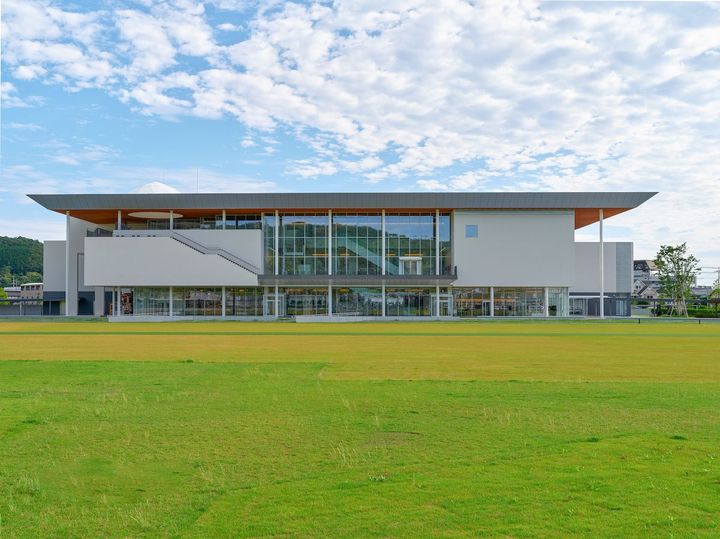 美術館の南側には、山陰地方最古の古代寺院跡を含む「大御堂廃寺跡歴史公園」の緑地が広がっている。