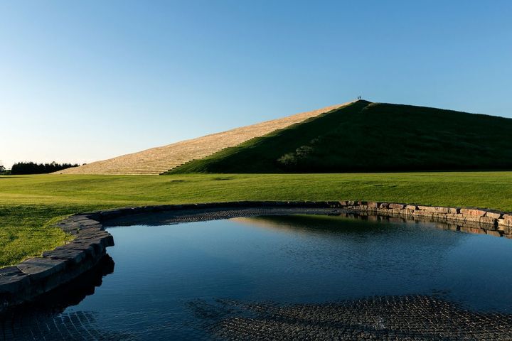 「モエレ山」はイサム・ノグチの生誕100年にあたる2004年に完成。展望台の幅も2004cmに設計した。Photo_ Moerenuma Park