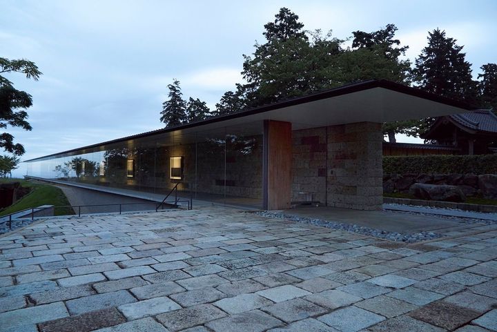 間に柱などがなく、37枚の大型ガラスが連続する「夏至光遥拝100メートルギャラリー」。Photo_ 小田原文化財団