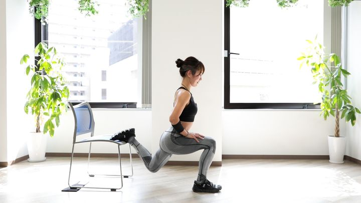 床と太ももが平行になるよう腰を落とす