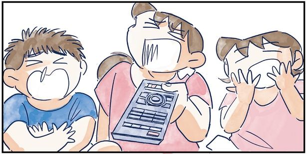 テレビを見て笑っている子どもたち （C）グッドスリープ／KADOKAWA