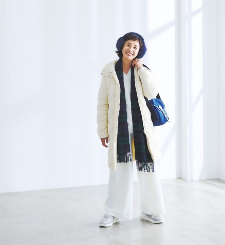 パコート（収納ポーチつき）¥19,800／タイオン、ニット¥9,990、パンツ¥12,000／ともにプラステ、イヤマフ¥33,000／ミュールバウアー、ネックレス¥44,000／フローリアン（ともにアッシュ・ペー・フランス）、ストール¥64,900／ジョンストンズ オブ エルガン、バッグ〔撥水加工コーティング〕¥38,500／ビリンガム（グリニッジ ショールーム）、リング¥36,300／ウノアエレシルバーコレクション（ウノアエレ ジャパン）、スニーカー¥46,200／デイト（ティースクエア プレスルーム）