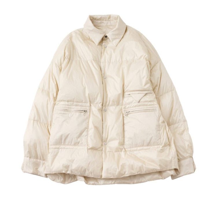 リバーシブルで着られるのも旅で重宝するポイント。裏面は、ステッチが入ってほんのりカジュアルな雰囲気。