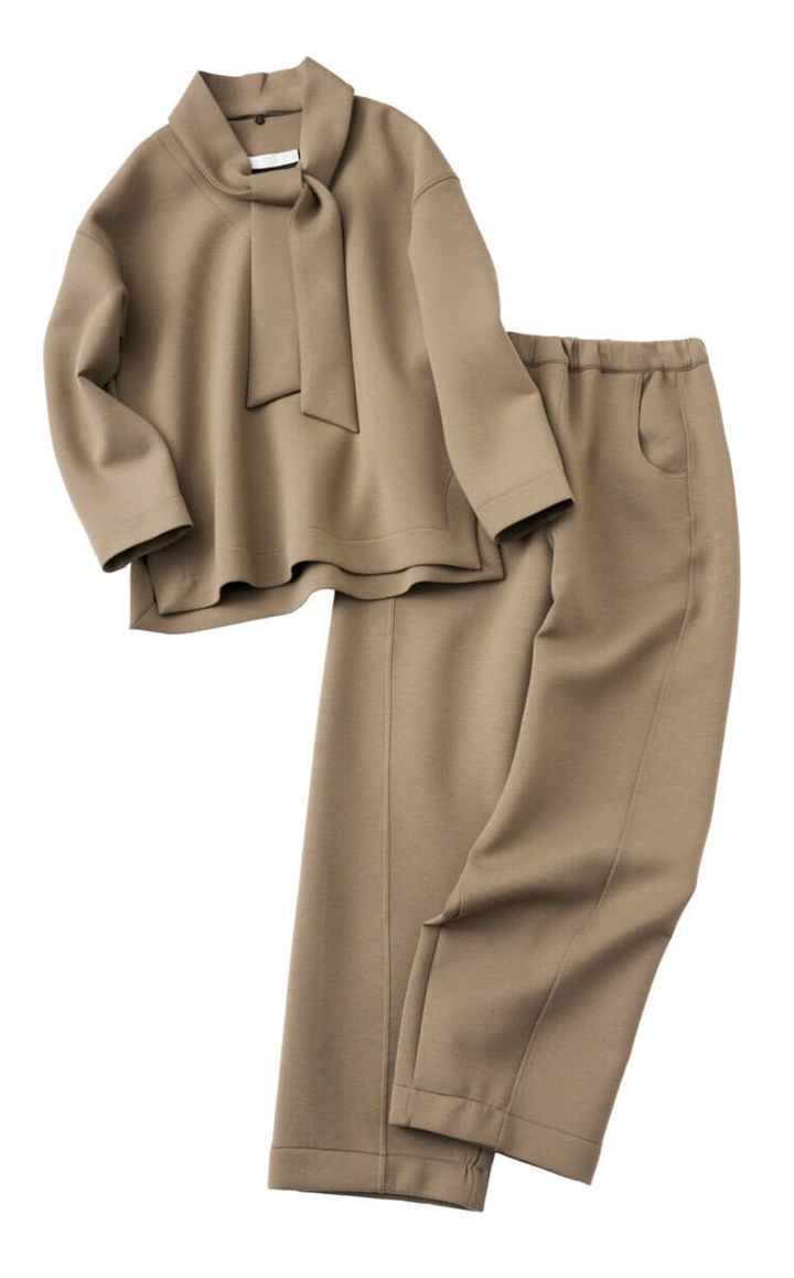 プルオーバー¥36,740、パンツ ¥36,740／ともにテラ（ティースク エア プレスルーム）