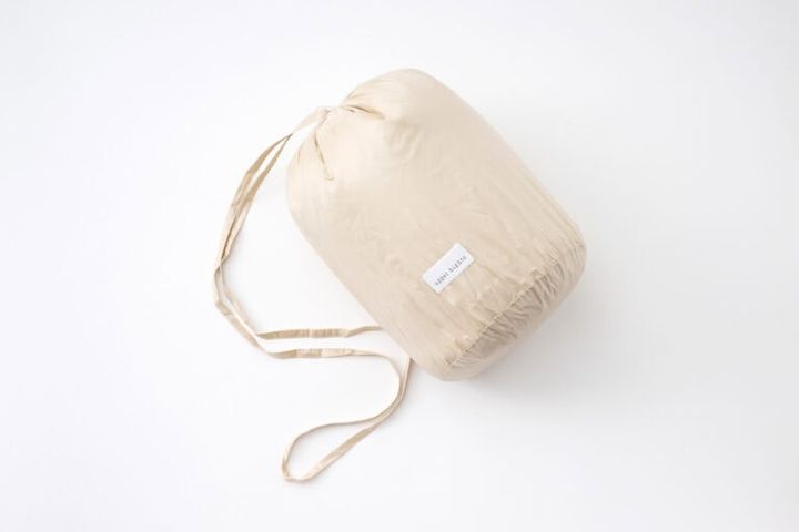 淡いベージュでも、付属のポーチに入れればバッグの中でも汚れず、安心して持ち歩くことができます。