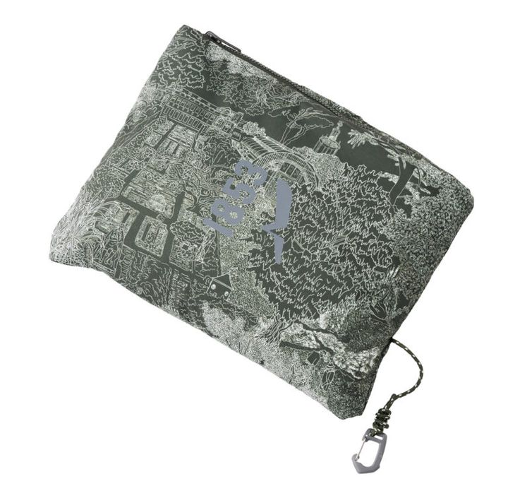 胸下付近にあるポケットの中に折りたたんでしまえば、ぺたんこになってバッグの中でもかさばらない！