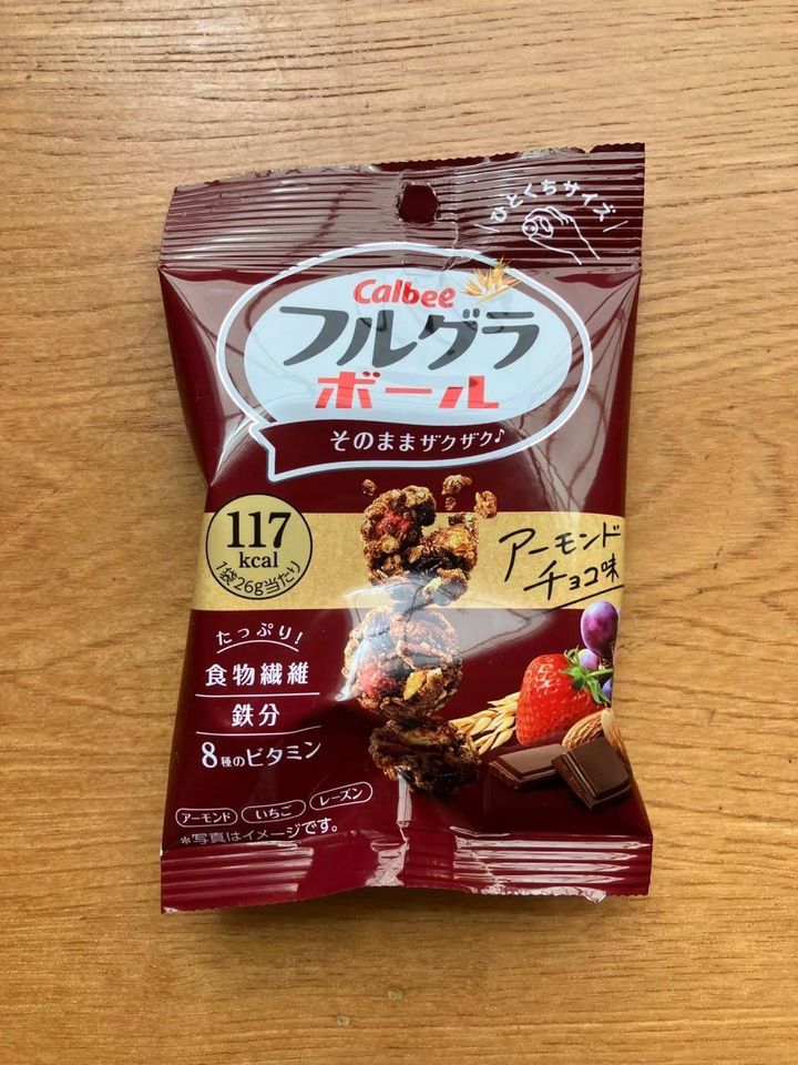 DAISO(ダイソー)：カルビー フルグラボールアーモンドチョコ味 26g