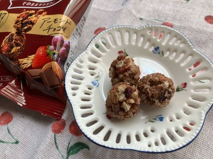 DAISO(ダイソー)：カルビー フルグラボールアーモンドチョコ味 26g