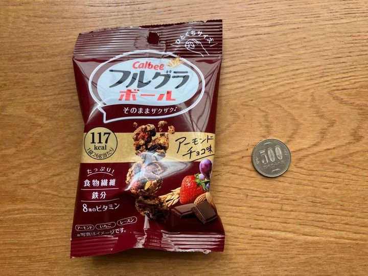 DAISO(ダイソー)：カルビー フルグラボールアーモンドチョコ味 26g