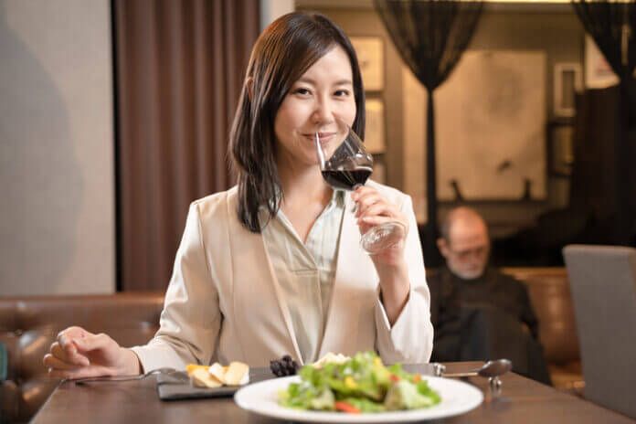 突然の食事の誘い…男の本音とベストな対応法3選