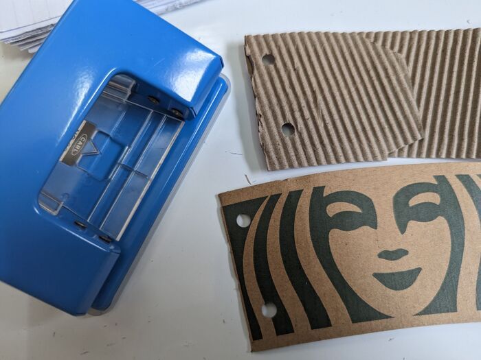 秒でできるスタバの『スリーブ』の変身術♡2つ重ねれば“忘れ物防止”に！？暮らしに役立つ使い道3選