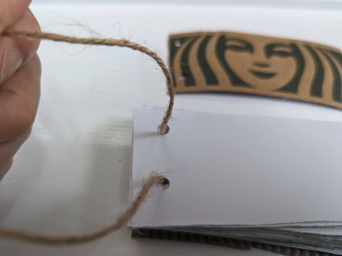 秒でできるスタバの『スリーブ』の変身術♡2つ重ねれば“忘れ物防止”に！？暮らしに役立つ使い道3選