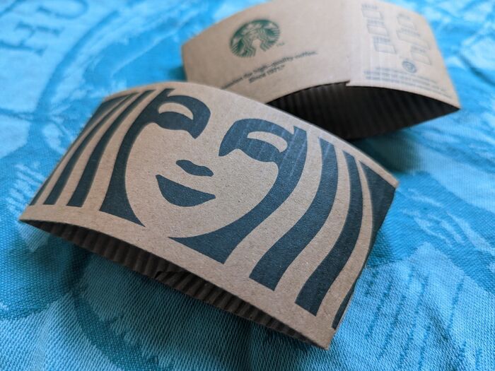 秒でできるスタバの『スリーブ』の変身術♡2つ重ねれば“忘れ物防止”に！？暮らしに役立つ使い道3選