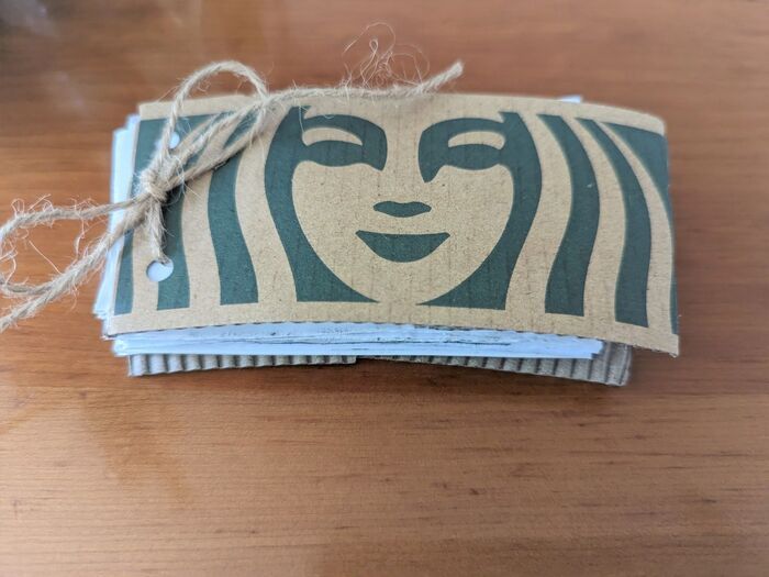 秒でできるスタバの『スリーブ』の変身術♡2つ重ねれば“忘れ物防止”に！？暮らしに役立つ使い道3選