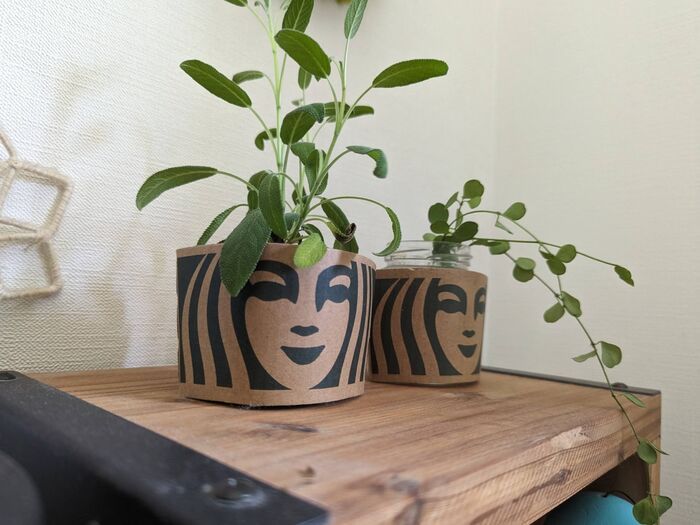 秒でできるスタバの『スリーブ』の変身術♡2つ重ねれば“忘れ物防止”に！？暮らしに役立つ使い道3選